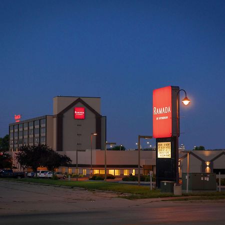 Hotel Ramada By Wyndham Cedar Rapids Esterno foto