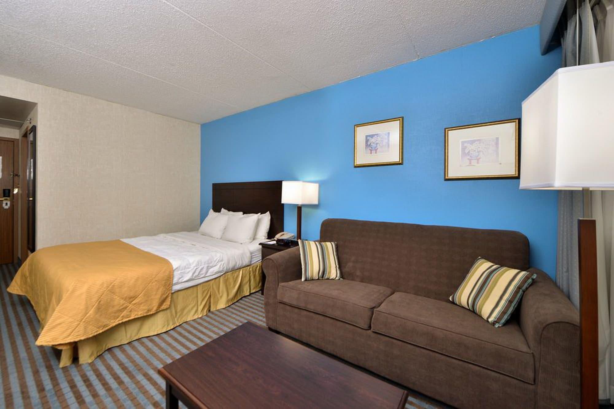 Hotel Ramada By Wyndham Cedar Rapids Esterno foto