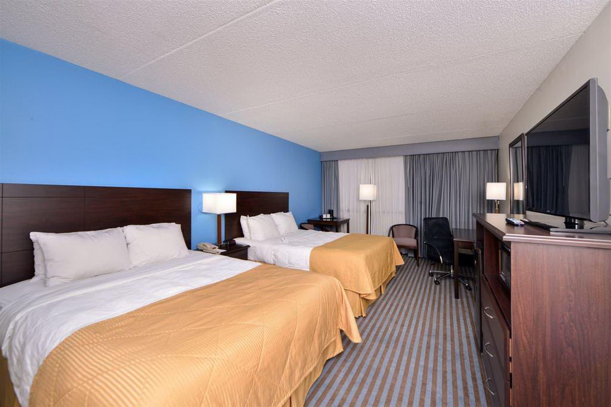 Hotel Ramada By Wyndham Cedar Rapids Esterno foto