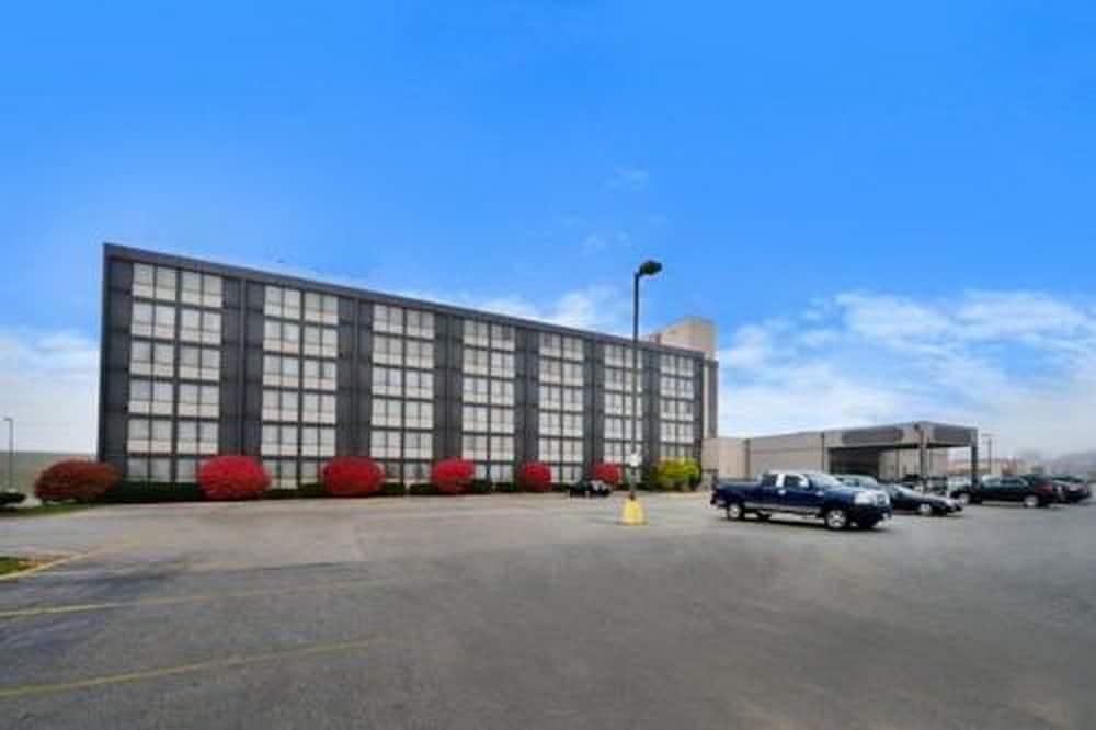 Hotel Ramada By Wyndham Cedar Rapids Esterno foto