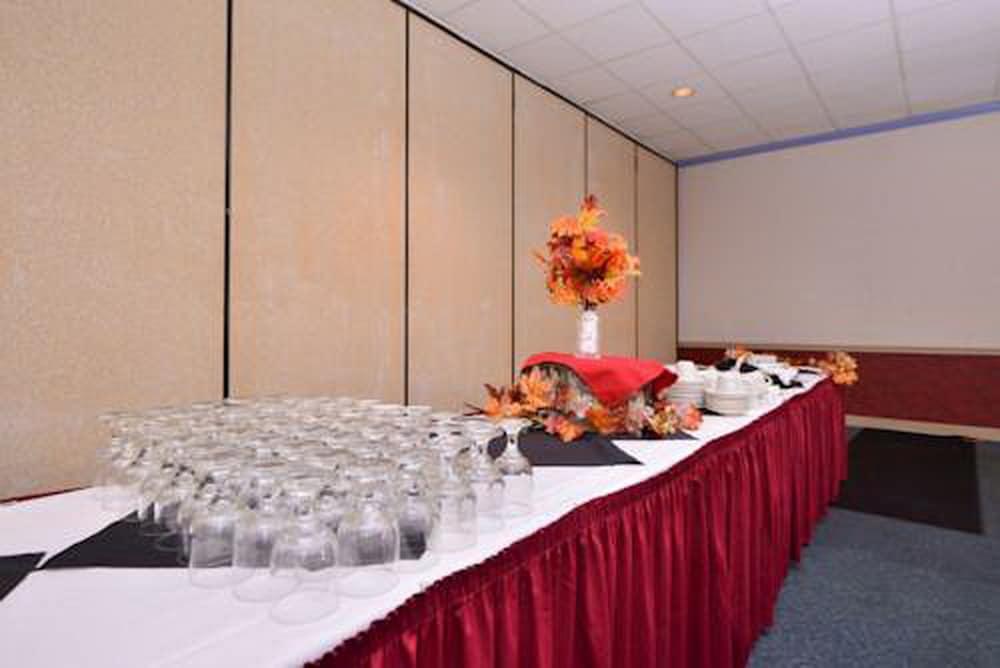 Hotel Ramada By Wyndham Cedar Rapids Esterno foto