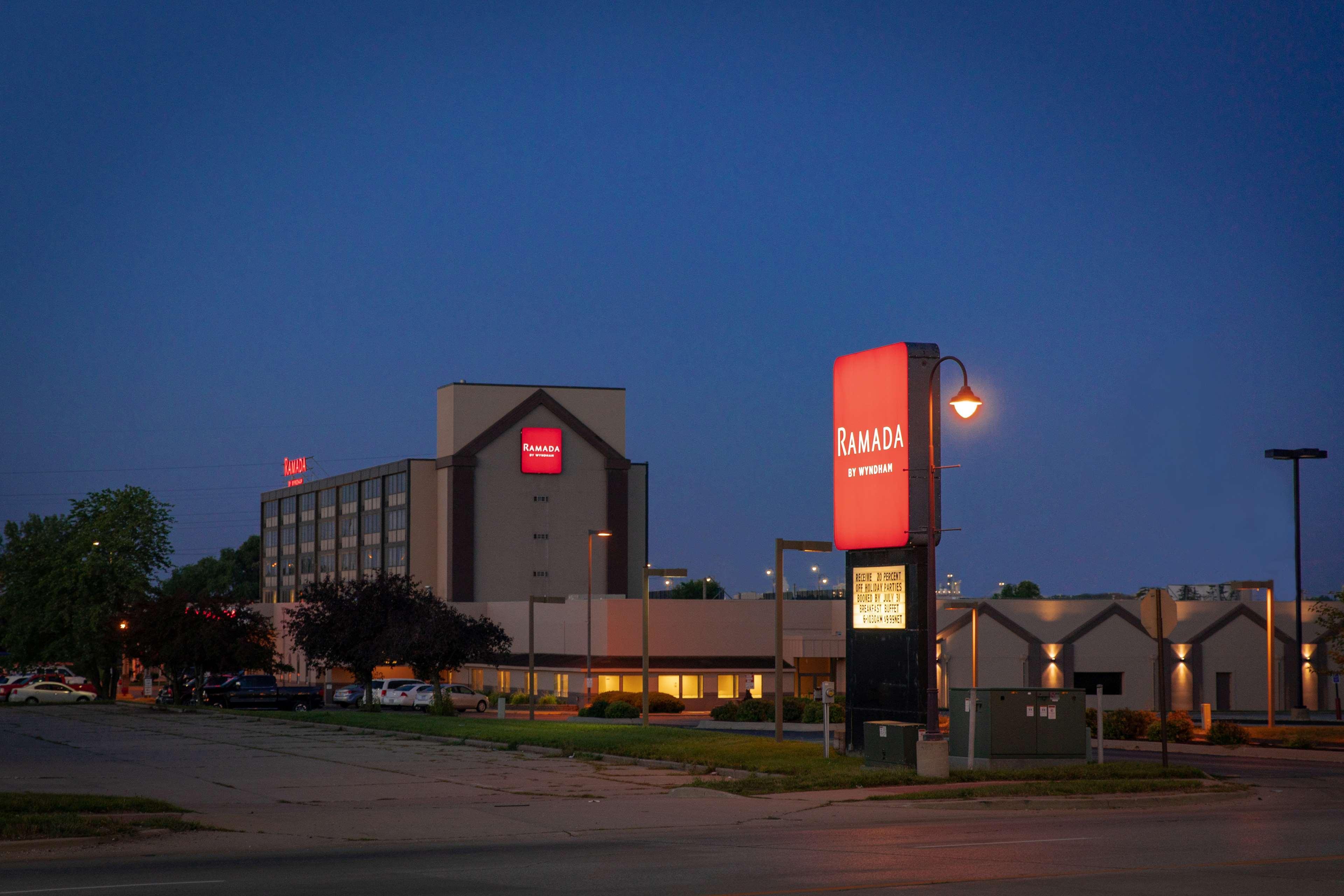 Hotel Ramada By Wyndham Cedar Rapids Esterno foto