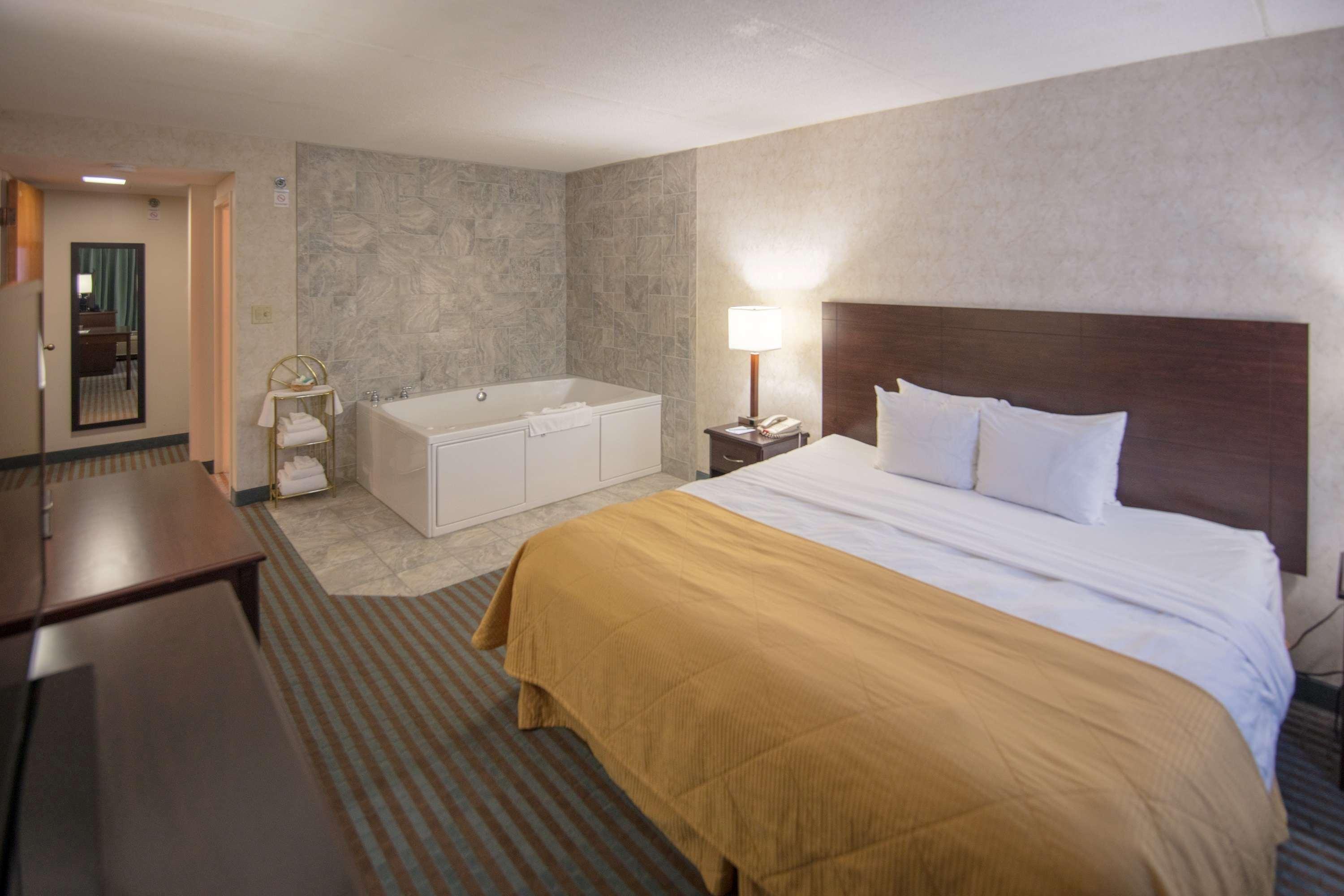 Hotel Ramada By Wyndham Cedar Rapids Esterno foto