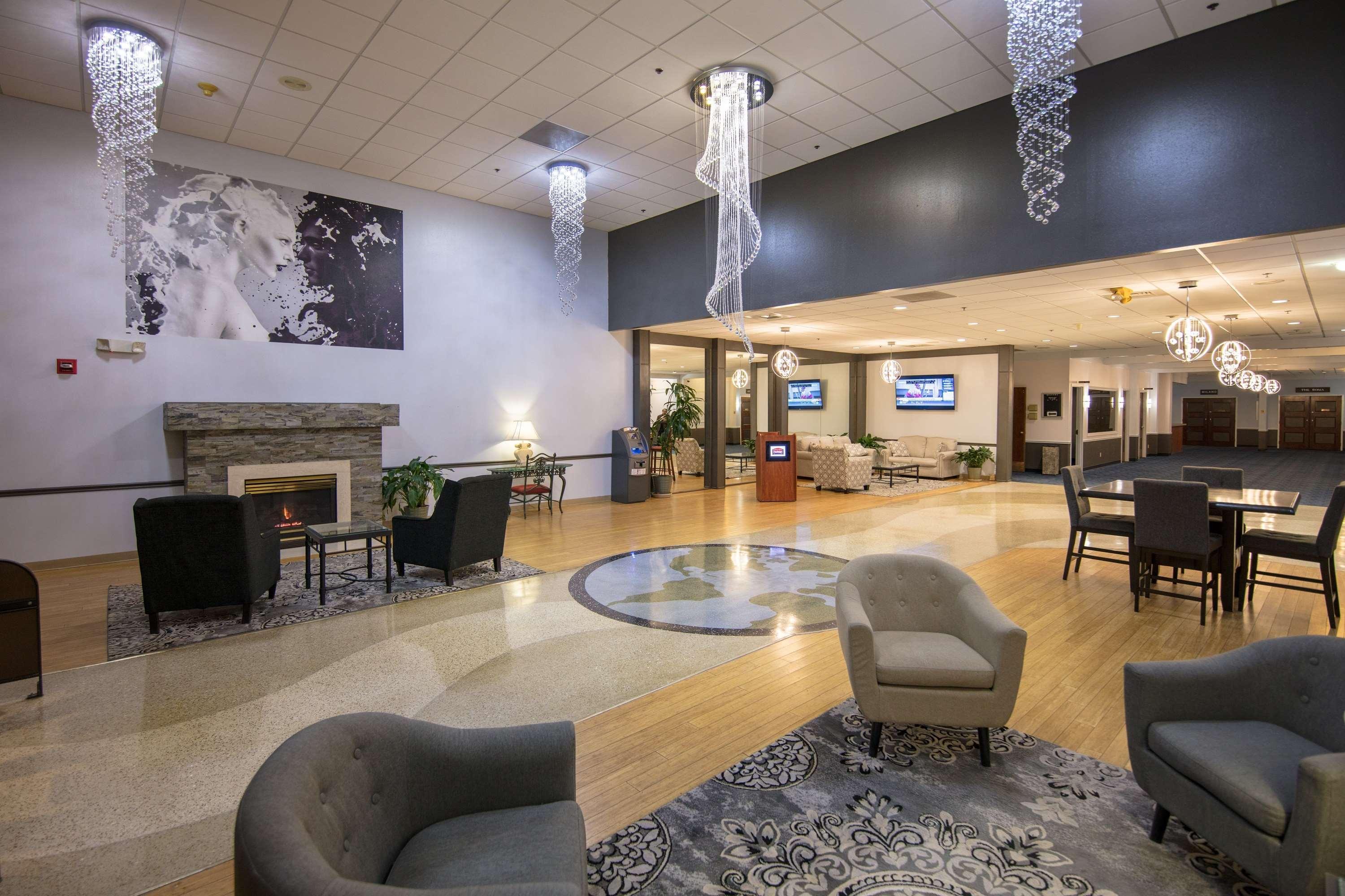 Hotel Ramada By Wyndham Cedar Rapids Esterno foto