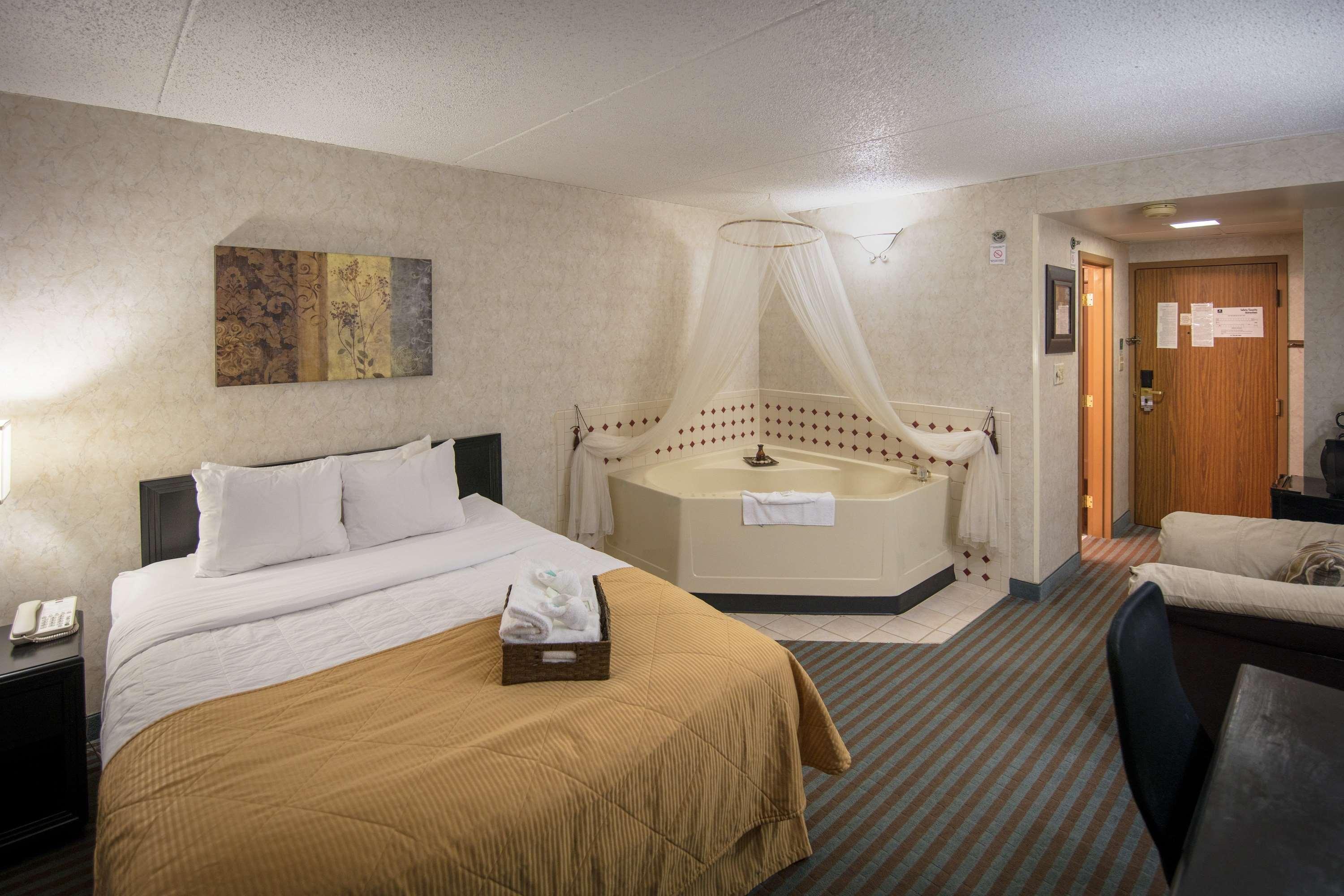 Hotel Ramada By Wyndham Cedar Rapids Esterno foto