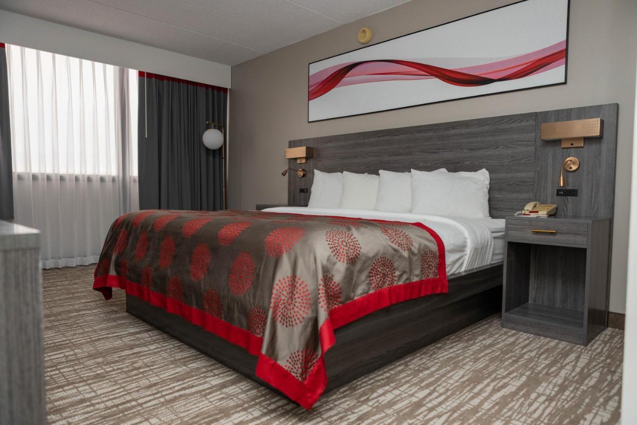 Hotel Ramada By Wyndham Cedar Rapids Esterno foto