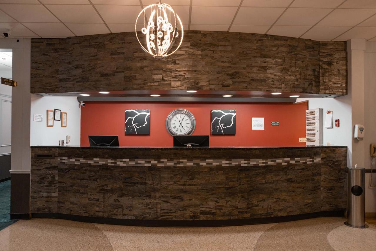 Hotel Ramada By Wyndham Cedar Rapids Esterno foto