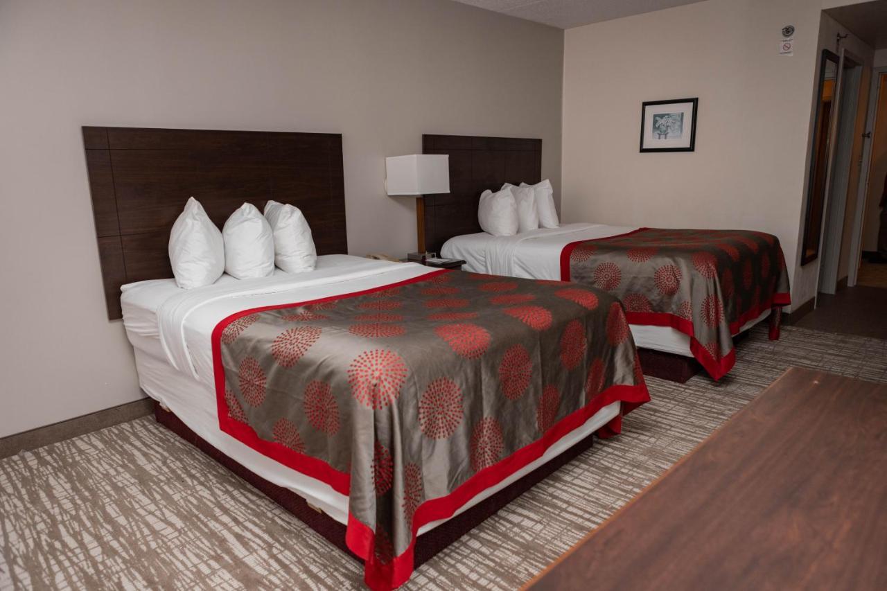Hotel Ramada By Wyndham Cedar Rapids Esterno foto
