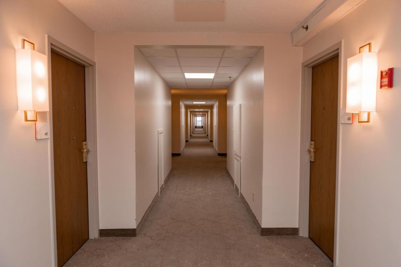 Hotel Ramada By Wyndham Cedar Rapids Esterno foto