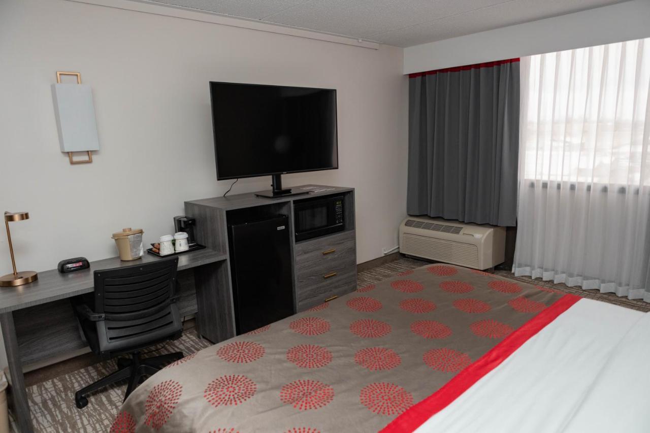 Hotel Ramada By Wyndham Cedar Rapids Esterno foto