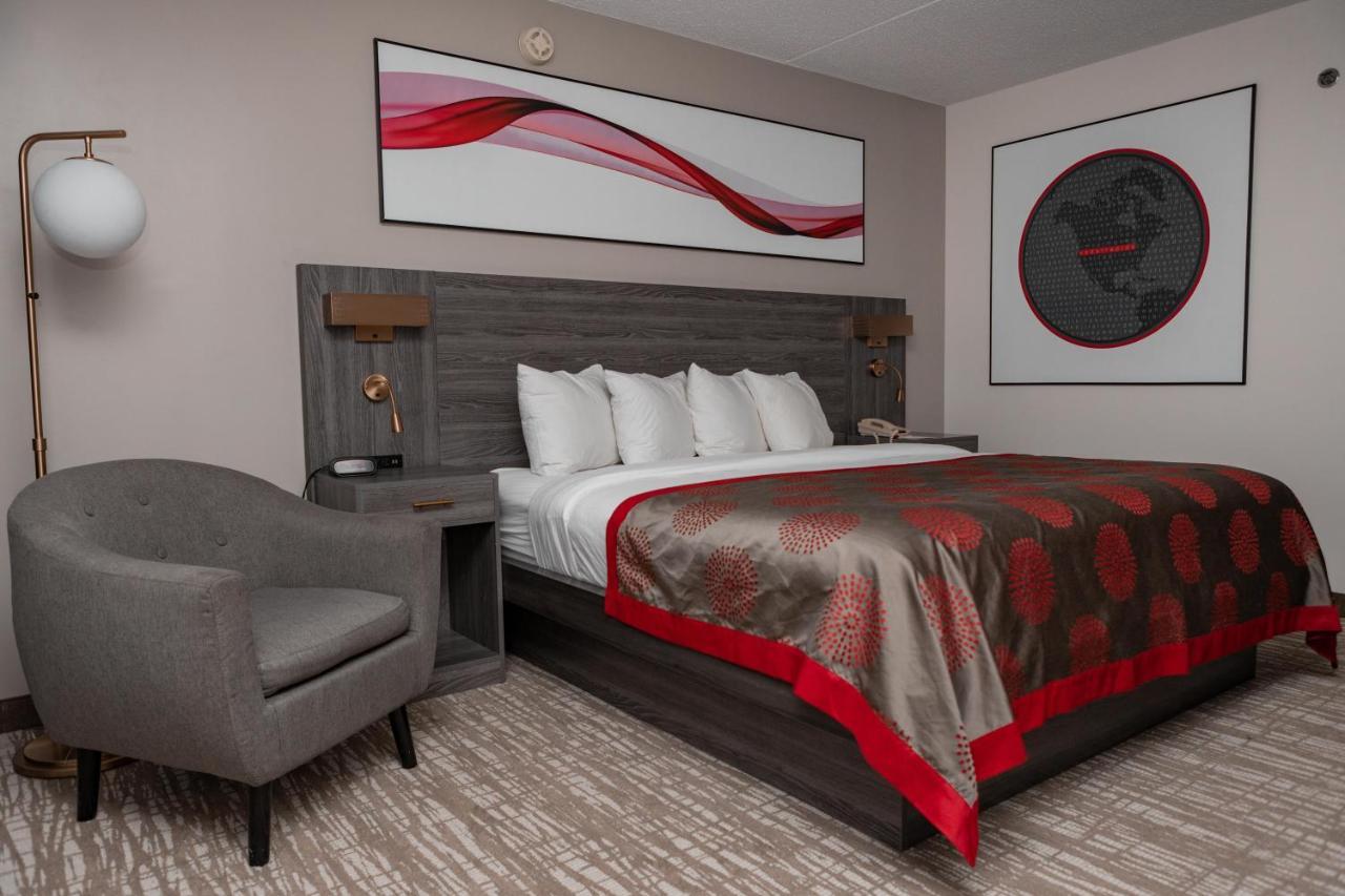 Hotel Ramada By Wyndham Cedar Rapids Esterno foto