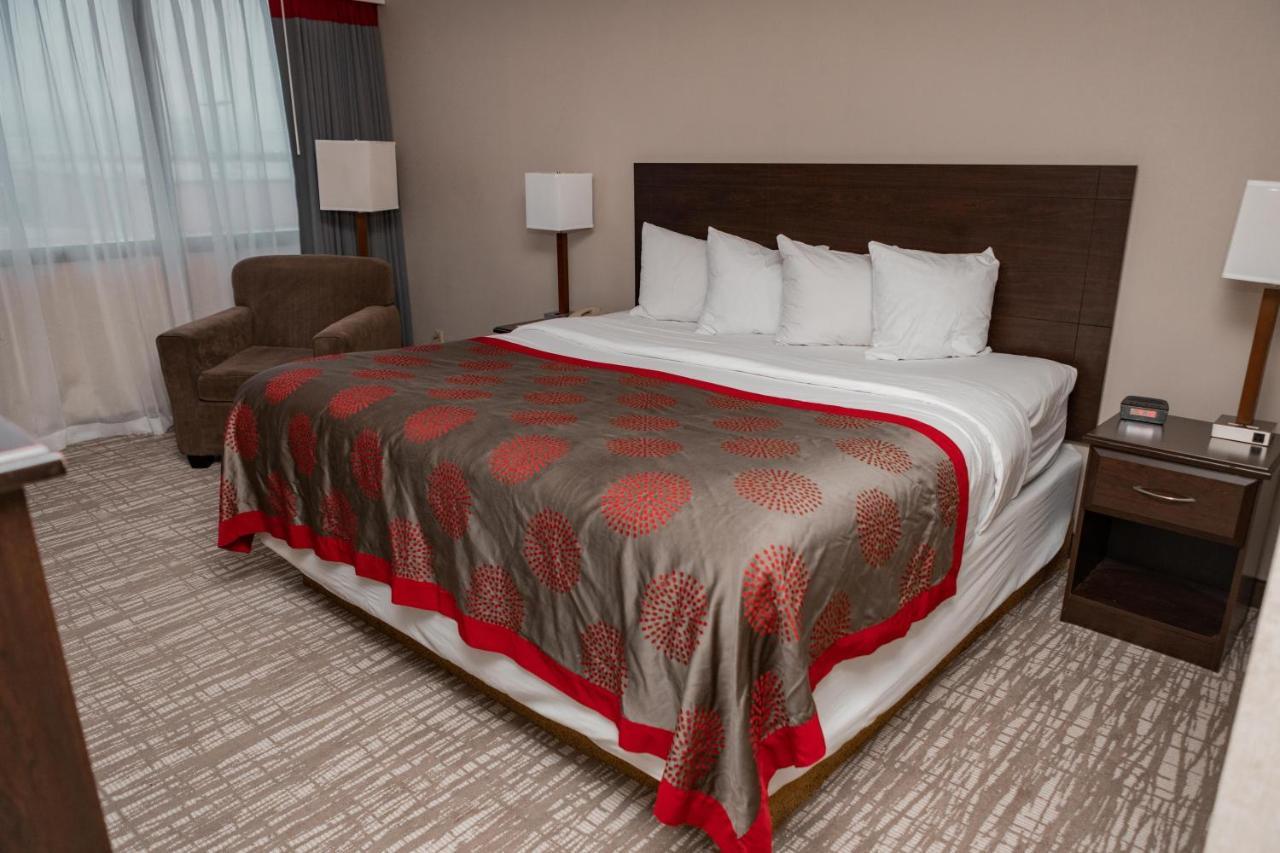 Hotel Ramada By Wyndham Cedar Rapids Esterno foto