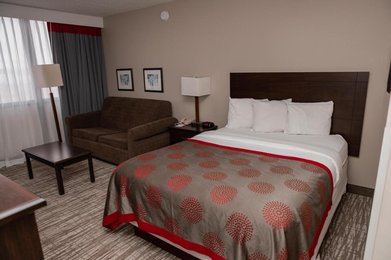 Hotel Ramada By Wyndham Cedar Rapids Esterno foto