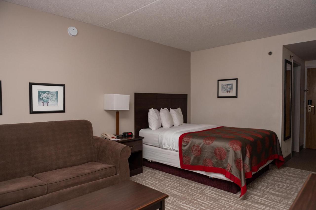 Hotel Ramada By Wyndham Cedar Rapids Esterno foto