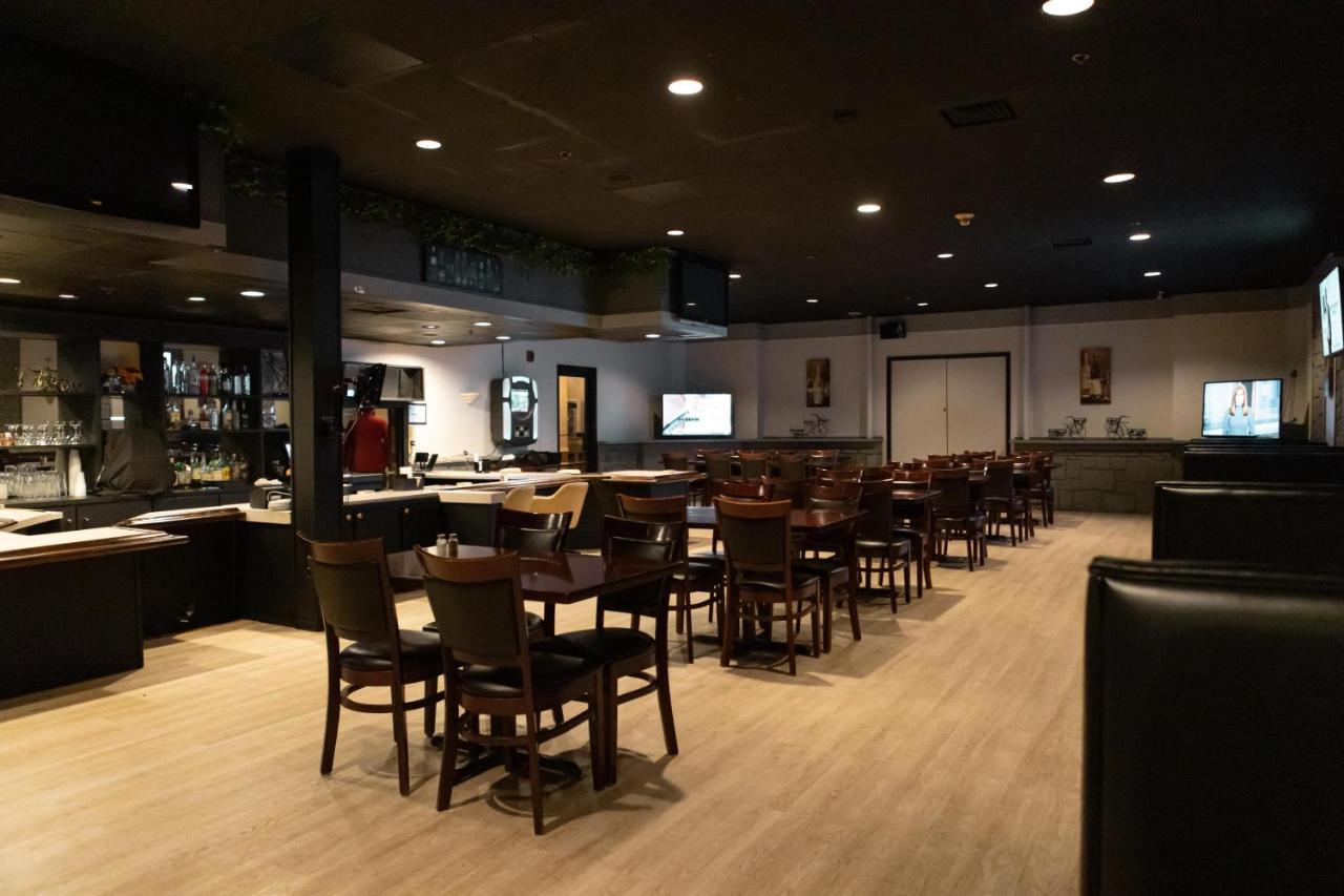 Hotel Ramada By Wyndham Cedar Rapids Esterno foto