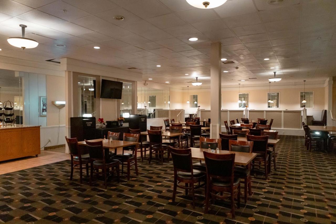 Hotel Ramada By Wyndham Cedar Rapids Esterno foto
