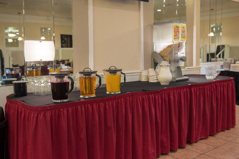 Hotel Ramada By Wyndham Cedar Rapids Esterno foto