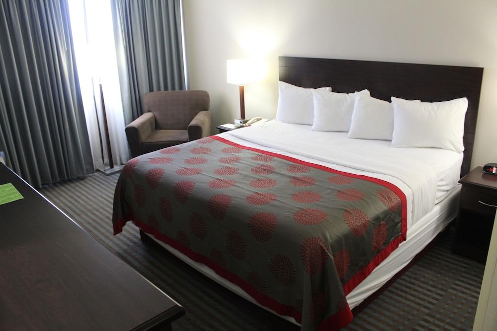 Hotel Ramada By Wyndham Cedar Rapids Esterno foto