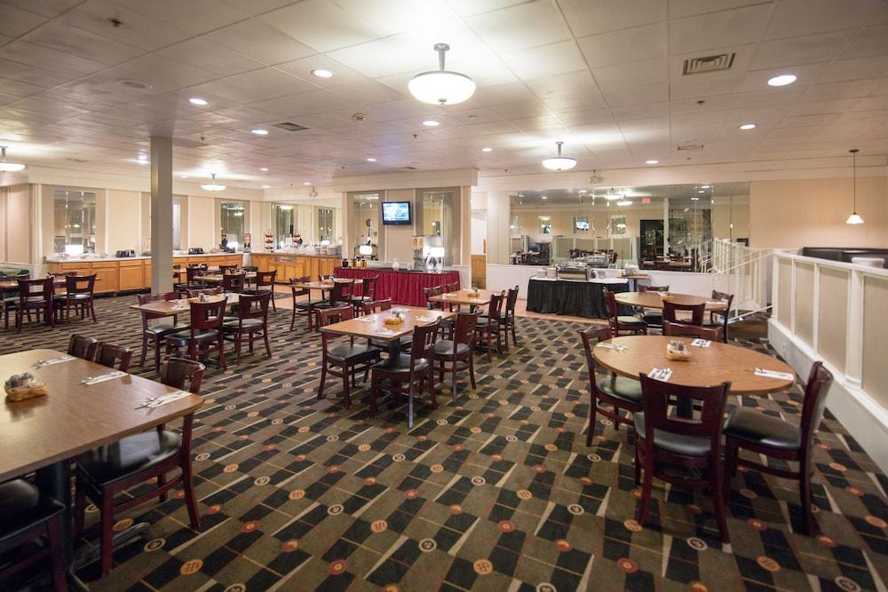 Hotel Ramada By Wyndham Cedar Rapids Esterno foto