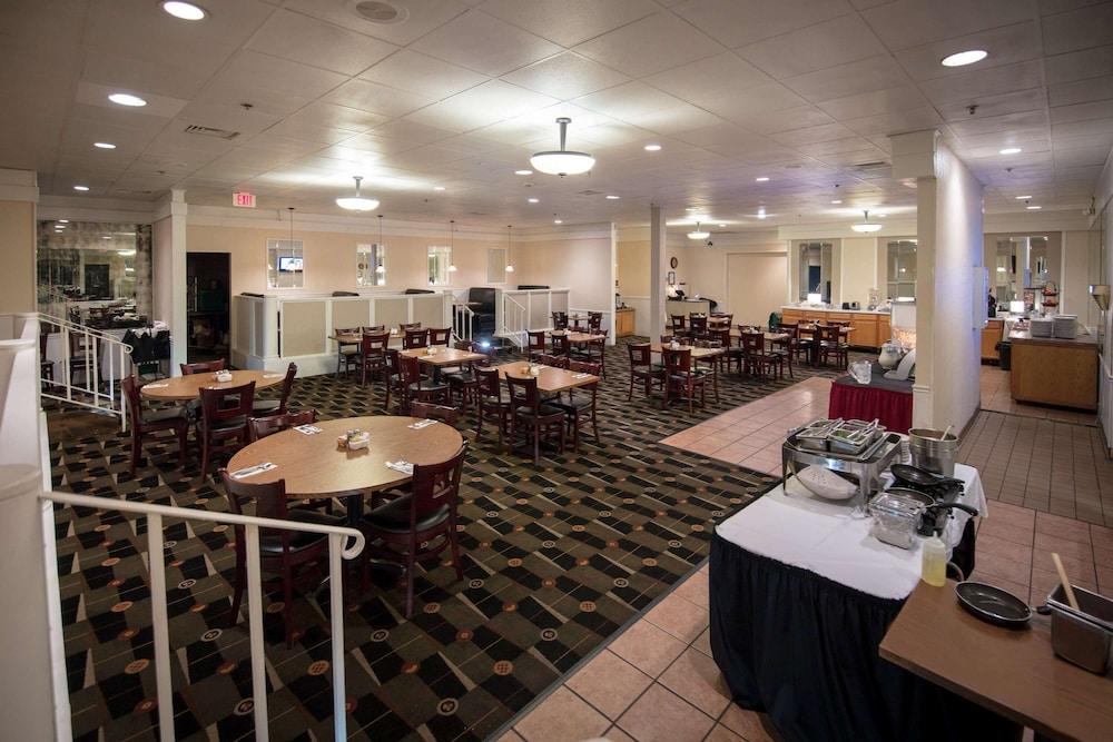 Hotel Ramada By Wyndham Cedar Rapids Esterno foto