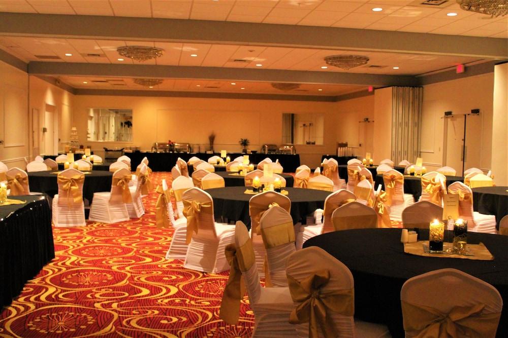 Hotel Ramada By Wyndham Cedar Rapids Esterno foto