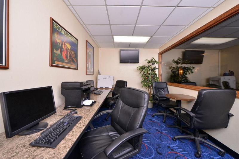 Hotel Ramada By Wyndham Cedar Rapids Esterno foto