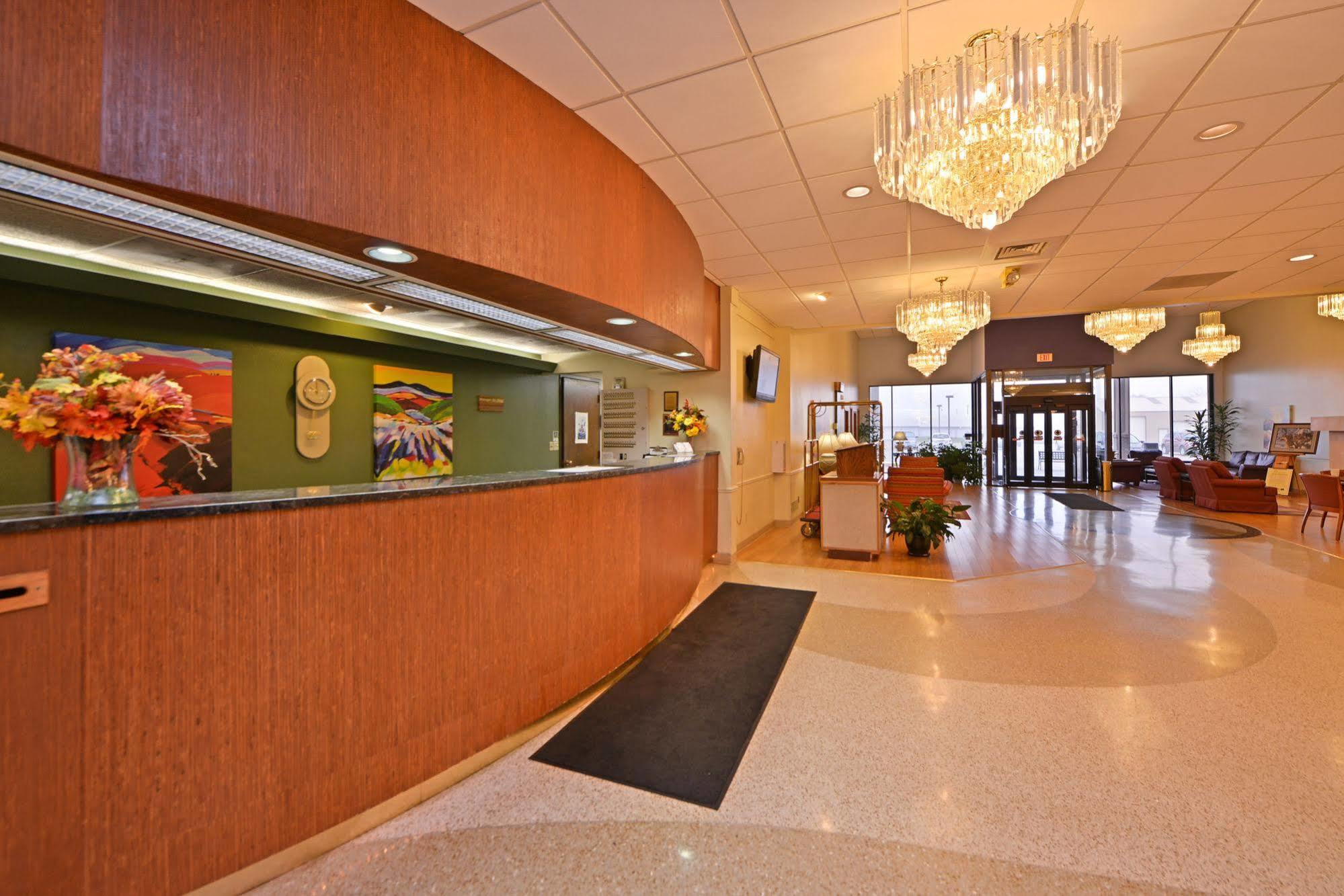 Hotel Ramada By Wyndham Cedar Rapids Esterno foto
