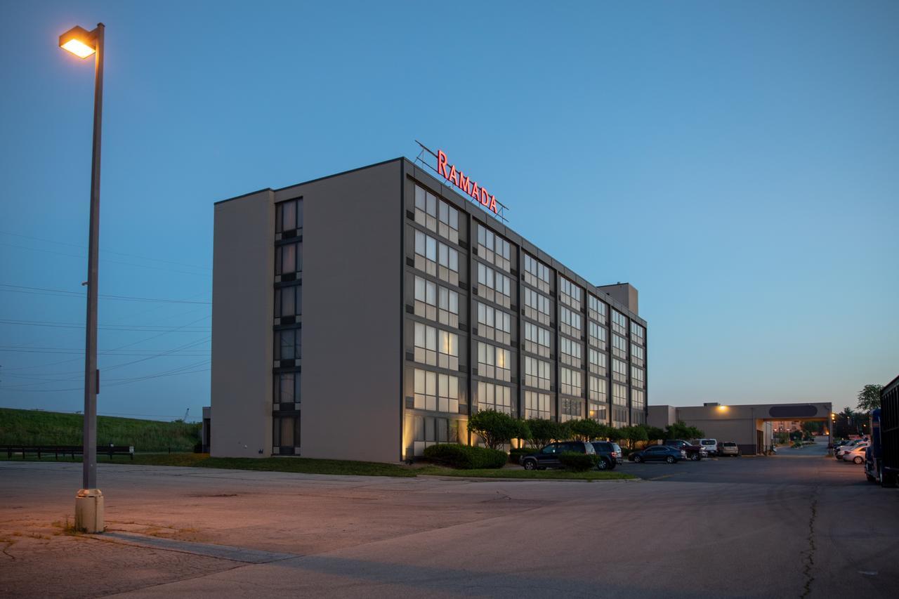 Hotel Ramada By Wyndham Cedar Rapids Esterno foto